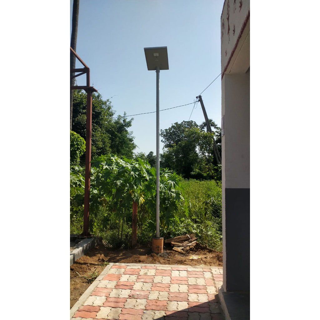 all-in-one-solar-street-light-15-watt-installation-image