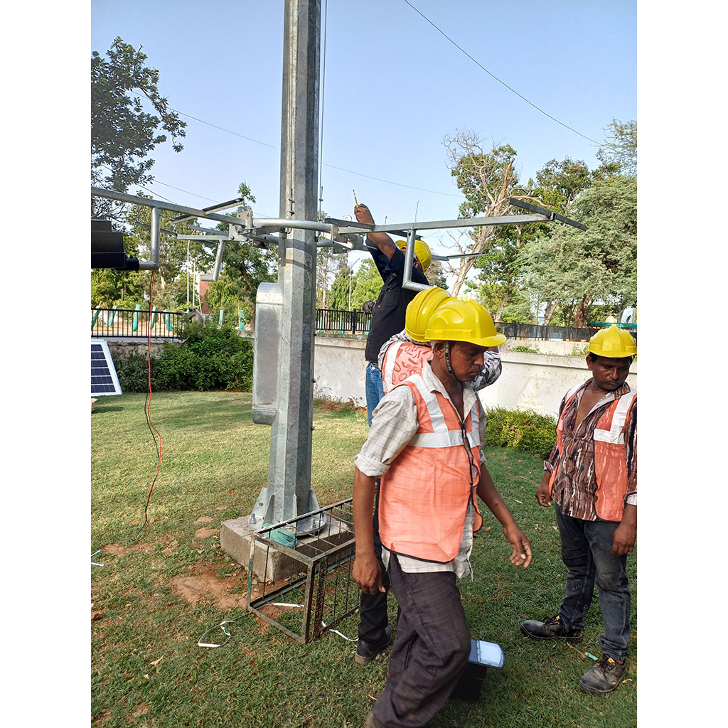 solar-high-mast-two-in-one-50watt-x-4-installation-image3